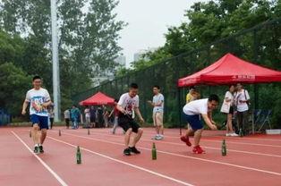 操场女孩吃瓜,揭秘校园生活趣事