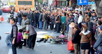 大型围观吃瓜现场,吃瓜群众狂欢盛宴